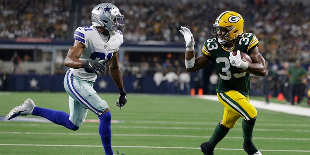 Green Bay Packers running back Aaron Jones (33) scores a touchdown against Dallas Cowboys cornerback Byron Jones (31) in the third quarter at AT&amp;T Stadium. (Tim Heitman-USA TODAY Sports)
