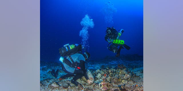 An amphora is lifted from the seabed. (Greece's Ministry of Culture and Sports)