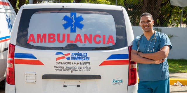 Doctor Piña received an award for delivering the first baby in an ambulance. They were called the "angels of the roads."