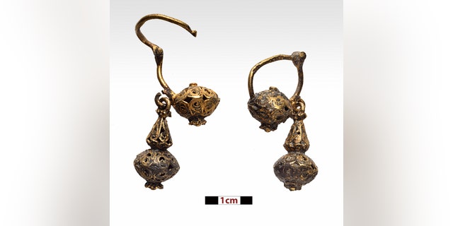 A pair of gold earrings recovered from the wreck site. (photo by P. Vezyrtzis)