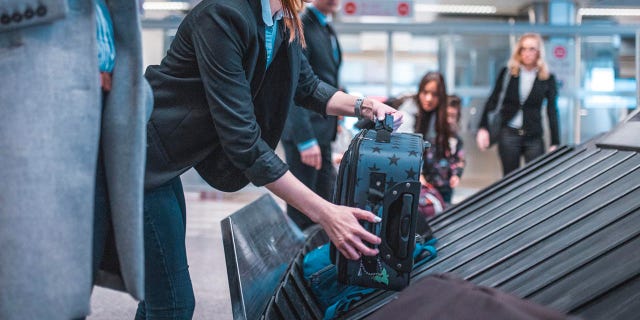 Frustrated travelers can't get their baggage out of Paris Charles de Gaulle Airport: 'Felt like I was robbed' 4 A woman is shown picking up her luggage from a conveyor belt at an airport terminal — something that hundreds of passengers are claiming they have been unable to do at one airport.