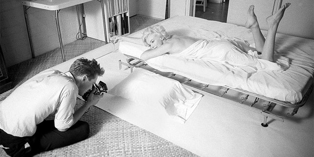 Marilyn Monroe with Douglas Kirkland.