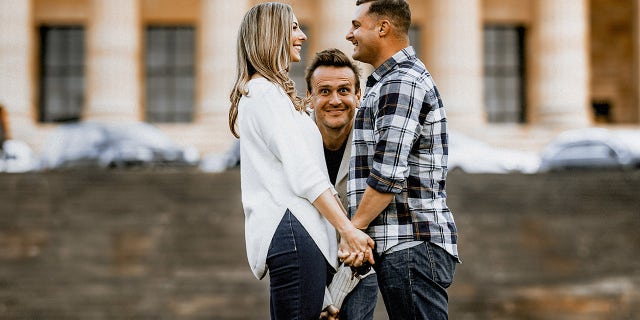 Jason Segel photobombed a couple’s engagement shoot on Saturday in front of the Philadelphia Museum of Art.