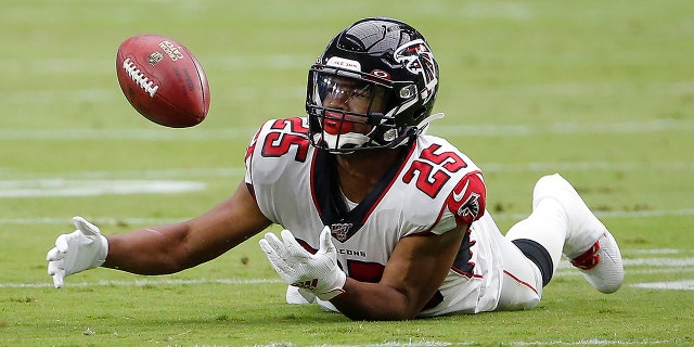 Atlanta Falcons running back Ito Smith (25) makes the catch against the Arizona Cardinals during the first half of an NFL football game, Sunday, Oct. 13, 2019, in Glendale, Ariz. (AP Photo/Rick Scuteri)