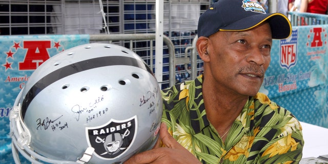 Willie Brown holds an autographed Riddell Raiders helmet at the Pro Bowl Footbal Festival at Kapiolani Park in Honolulu, Hawaii on Saturday, February 11, 2006. (Photo by Kirby Lee/Getty Images)