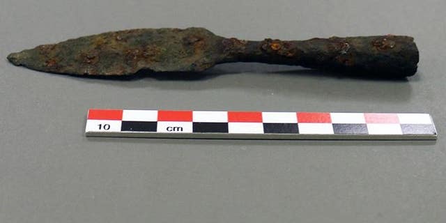 The arrowhead is about 12 centimeters long.