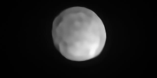 A new SPHERE/VLT image of Hygiea, which could be the Solar System’s smallest dwarf planet yet. As an object in the main asteroid belt, Hygiea satisfies right away three of the four requirements to be classified as a dwarf planet: it orbits around the Sun, it is not a moon and, unlike a planet, it has not cleared the neighborhood around its orbit. The final requirement is that it has enough mass that its own gravity pulls it into a roughly spherical shape. This is what VLT observations have now revealed about Hygiea. (Credit: ESO/P. Vernazza et al./MISTRAL algorithm (ONERA/CNRS)