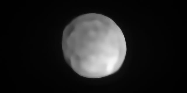 A new SPHERE/VLT image of Hygiea, which could be the Solar System’s smallest dwarf planet yet. As an object in the main asteroid belt, Hygiea satisfies right away three of the four requirements to be classified as a dwarf planet: it orbits around the Sun, it is not a moon and, unlike a planet, it has not cleared the neighborhood around its orbit. The final requirement is that it has enough mass that its own gravity pulls it into a roughly spherical shape. This is what VLT observations have now revealed about Hygiea. (Credit: ESO/P. Vernazza et al./MISTRAL algorithm (ONERA/CNRS)