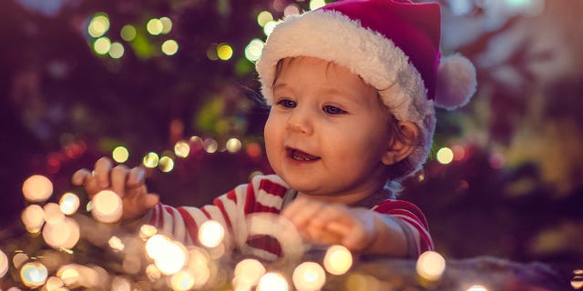 Quelles joies attendent ce petit et nous tous ?  Les merveilles de Noël sont là !