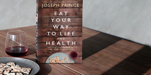 New York Times best-selling autor, Joseph Prince, napsal knihu o přijímání tzv. "Sněz si Cestu k Životu a Zdraví: Odemknout Sílu Svaté Přijímání.""Eat Your Way to Life and Health: Unlock the Power of the Holy Communion."