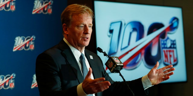 UKhomishana we-NFL uRoger Goodell ukhuluma engqungqutheleni yezindaba ngemva komhlangano weligi ye-NFL Fall, ngoLwesithathu, Okthoba 16, 2019, e-Fort Lauderdale, Fla. (Isithombe se-AP/Wilfredo Lee)