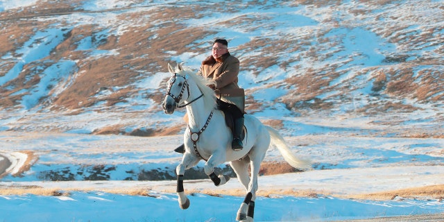 Kim Jong Un S Bizarre North Korea Propaganda Photos Fox News