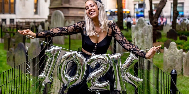 A New York woman recently celebrated the “death” of her student loans with a funeral-inspired photo shoot at a historic graveyard, after paying off $102,000 in six years.