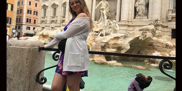 Savard-Ouellet explained that photographer pal had spotted the romantic couple before the fountain, but didn’t intend to include them in the impromptu photo shoot.