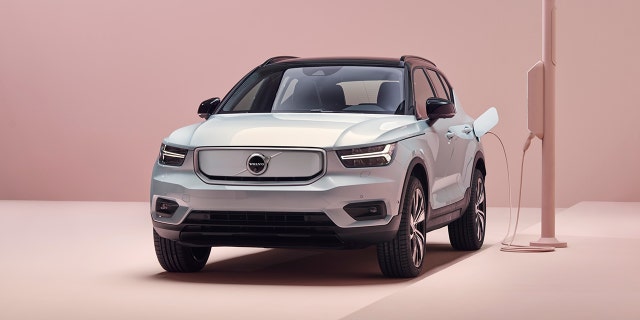 Volvo XC40 Recharge P8 AWD in Glacier Silver