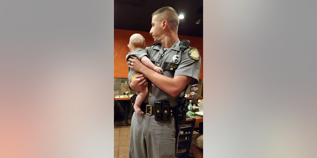 Kentucky State Trooper Aaron Hampton is being praised as a “fantastic officer” and “awesome gentleman” for holding a fussy baby in a restaurant so the youngster’s mother could have a moment to eat in peace.