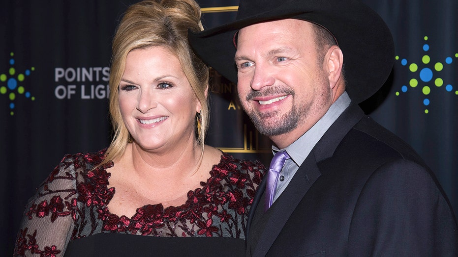 Garth Brooks And Trisha Yearwood Celebrate Christmas With