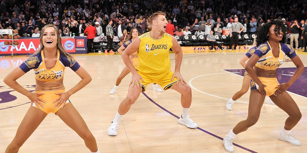 Ex New England Patriots Rob Gronkowski Makes Los Angeles Lakers Debut At Halftime Show Fox News