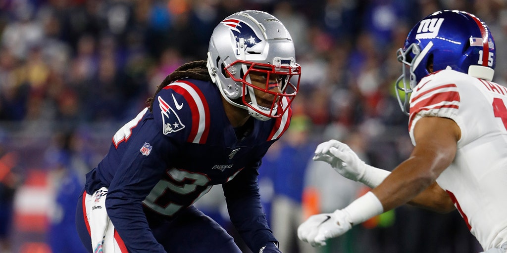 Patriots CB Stephon Gilmore suffers non-contact knee injury at