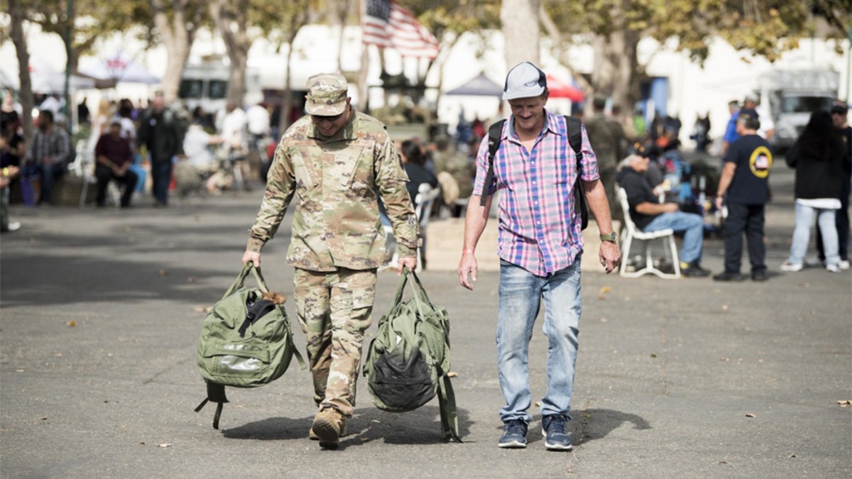 Master Sgt. Travis Martho carried supplies for a veteran. (U.S. Air Force photo by Airman 1st Class Hanah Abercrombie)