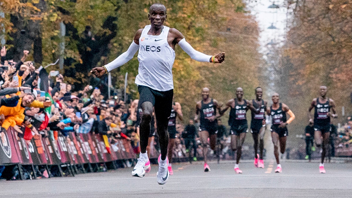 the nike shoes behind those new marathon records