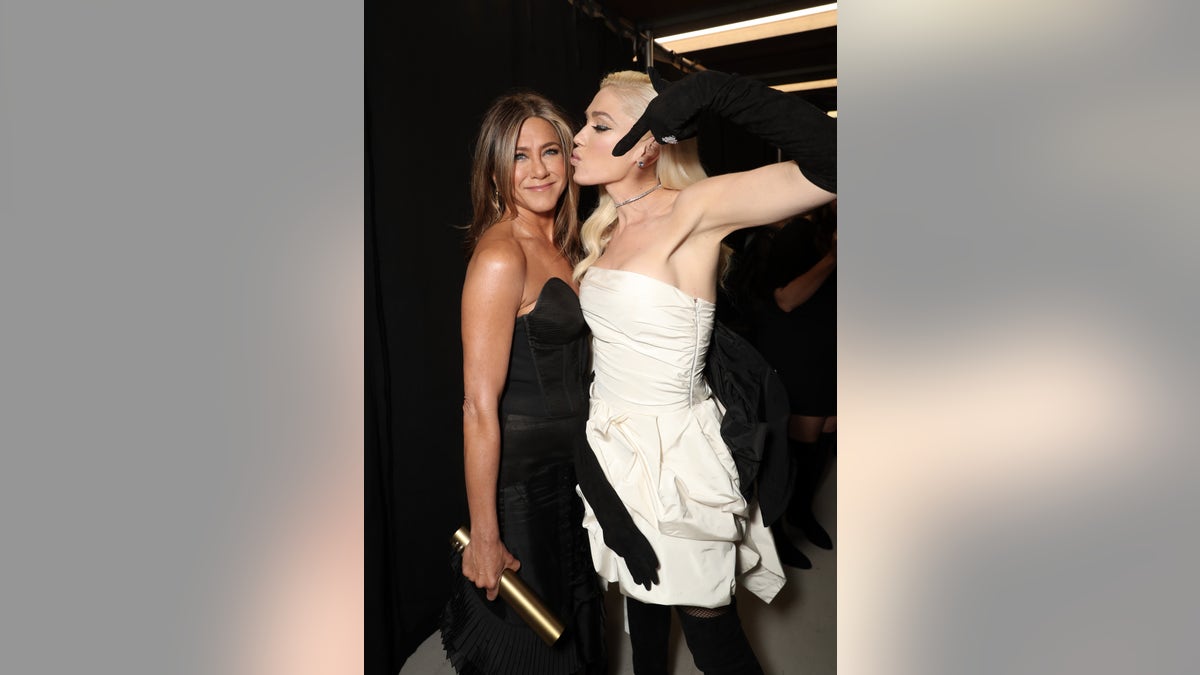 Jennifer Aniston and Gwen Stefani at the 2019 People's Choice Awards. (Photo by: Todd Williamson/E! Entertainment/NBCU Photo Bank)