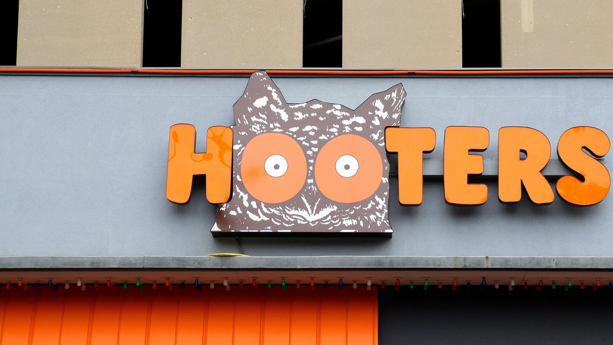 Hooters sign