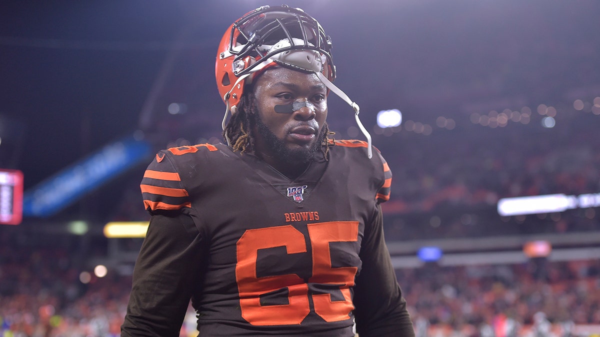 Browns' win over the Steelers ends in a helmet swing and a brawl