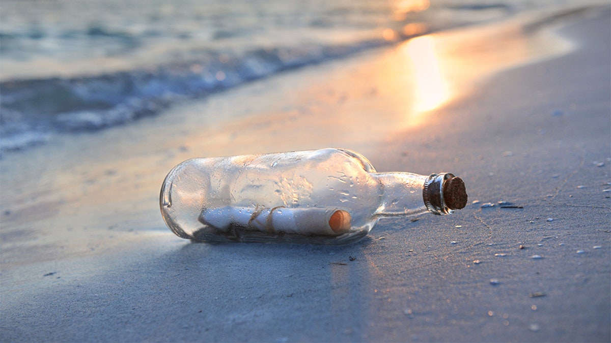 A U.S. college student has received a reply to a message in a bottle he threw into the ocean 9 years ago. 