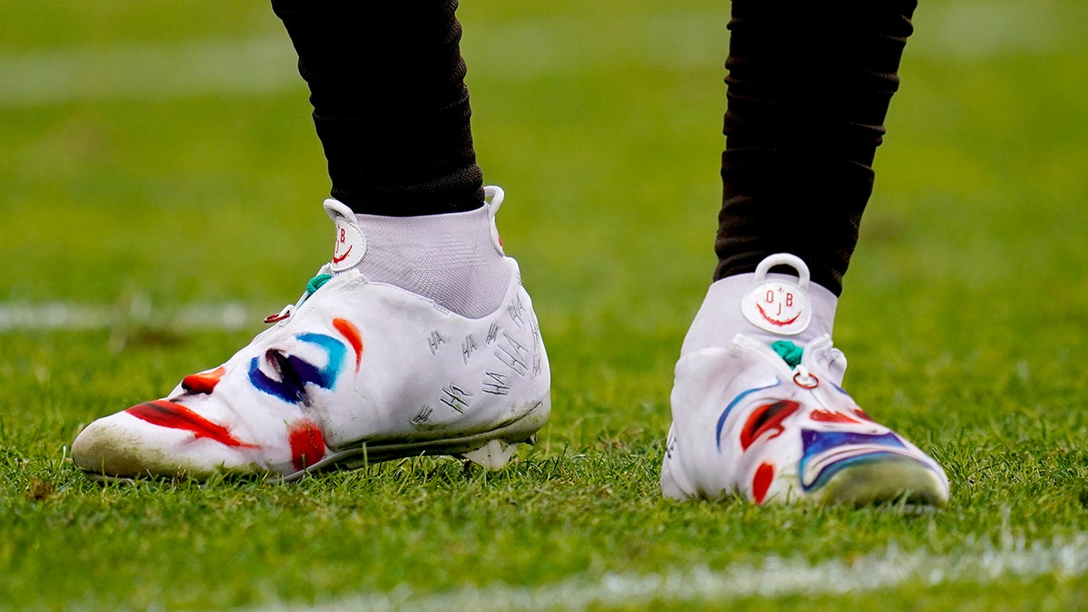 Odell Beckham Jr. wears 'Joker' gloves and cleats during 'Monday Night  Football' pregame - The Washington Post
