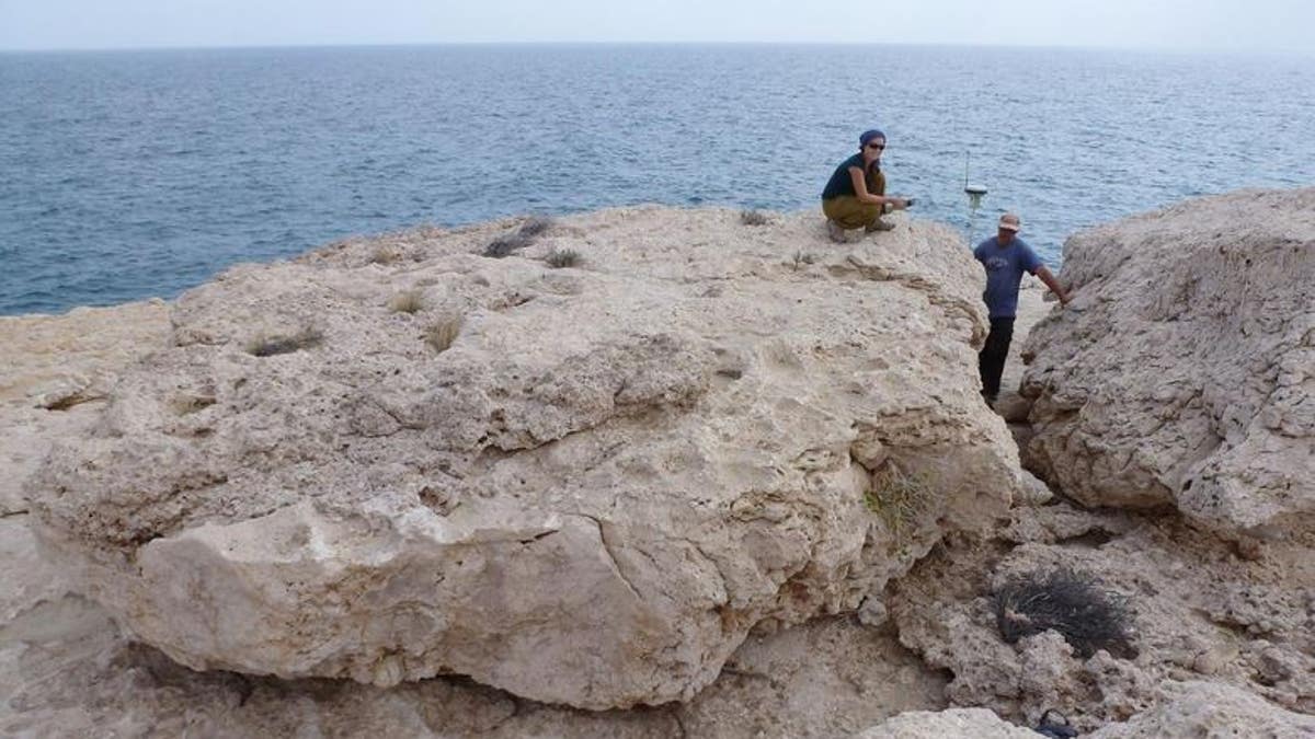 The largest of these rocks weighs about 100 metric tons, which is more than a Leopard tank. On the rock: Magdalena Rupprechter, GUtech, Oman; to the right: Gösta Hoffmann, University of Bonn. (Anne Zacke)