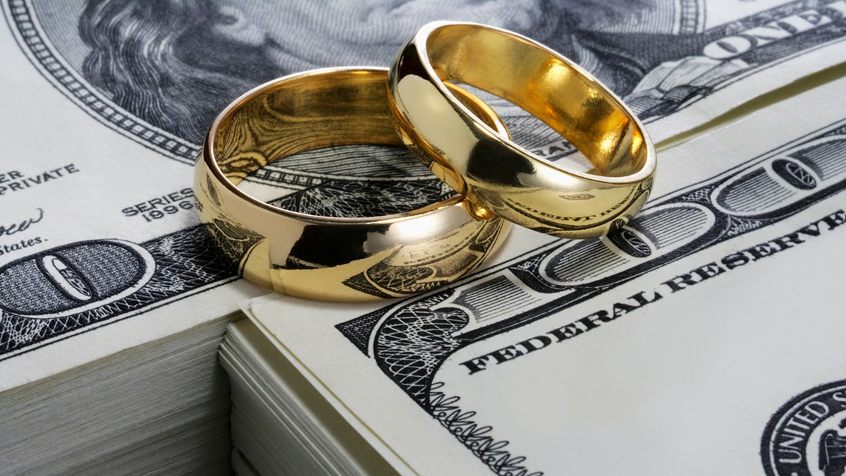Reddit user says their boss often talks about divorcing, but “he has kids and no prenup, so he ‘can’t afford it.’” (Photo: iStock)