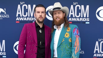 Brothers Osborne Thanksgiving halftime show slammed after power goes out amid technical issues