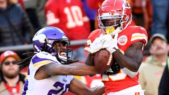 Kansas City Chiefs' Tyreek Hill absurdly catches up to ball-carrying teammate on TD run