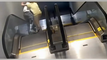 Texas man steals woman's purse, drags her down mall escalator: video