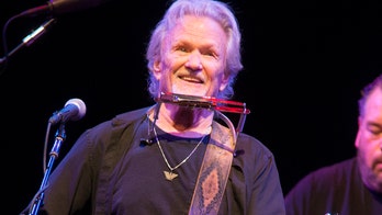 Kris Kristofferson gives surprise performance at Fargo bar