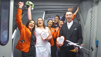 Aviation-loving couple marries on Jetstar flight between home countries