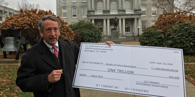 Mark Sanford holds up a fake check as he bows out of the presidential race, in New Hampshire. (Paul Steinhauser)