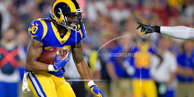 يلعب فريق Los Angeles Rams للخلف ، Todd Gurley ، ضد Chicago Bears خلال النصف الأول من مباراة كرة القدم NFL يوم الأحد ، 17 نوفمبر ، 2019 في لوس أنجلوس.