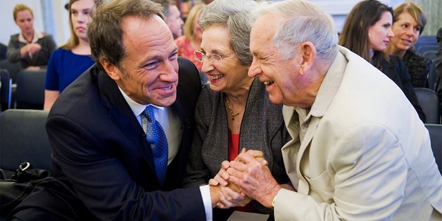 マイク・ロウ, 左, producer and host of Discovery Channel's "Dirty Jobs," shares a laugh with his parents John and Peggy Rowe, of Perry Hall, Md。, before Mike testified at a Senate Commerce, Science, and Transportation Committee hearing in Russell Building entitled "Manufacturing Our Way to a Stronger Economy."