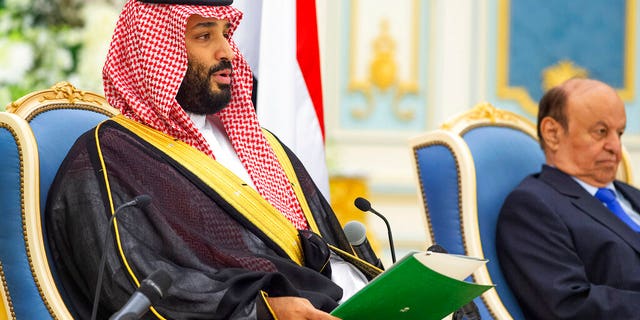 Saudi Arabia's Crown Prince Mohammed bin Salman, left, and Yemen's President Abed Rabbo Mansour Hadi at the signing of a power-sharing agreement.
