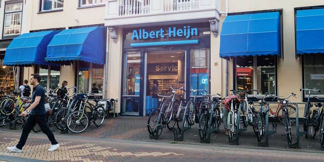 A plcae of Albert Heijn, a largest supermarket sequence in The Netherlands, had asked employees to take partial in a commander module to assistance establish their uniform sizes.