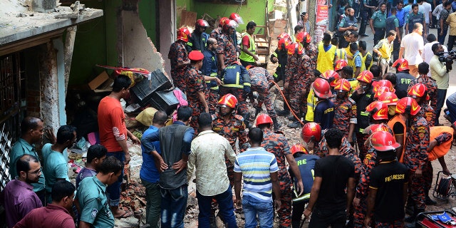 Rescue workers are seen at the site of a gas pipeline explosion in the port city of Chittagong, Bangladesh, November 17, 2019. REUTERS/Stringer - RC2VCD9UPGV2