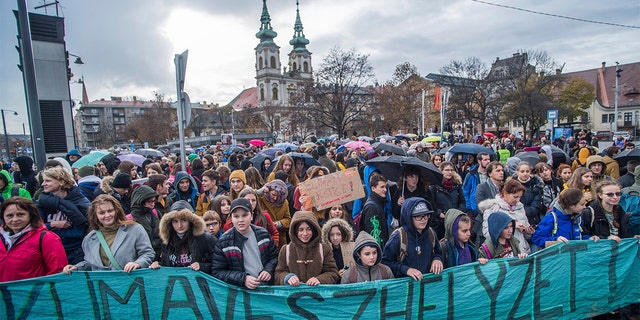 Seguindo o apelo de Fridays For Future Hungria e Extinction Rebellion Hungria, jovens ambientalistas protestam para exigir medidas contra as mudanças climáticas em Budapeste, Hungria, 29 de novembro de 2019. A faixa diz "emergência climática."