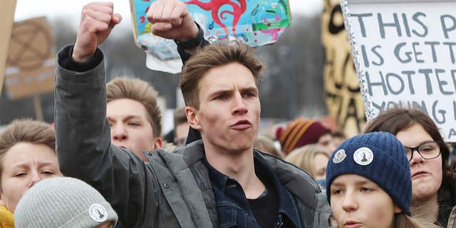 Des jeunes participent à une manifestation contre le changement climatique lors de la manifestation des jeunes sur le climat à Varsovie, en Pologne, le vendredi 29 novembre 2019. (AP Photo/Czarek Sokolowski)
