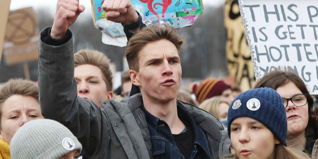 Des jeunes participent à une manifestation contre le changement climatique lors de la manifestation des jeunes sur le climat à Varsovie, en Pologne, le vendredi 29 novembre 2019. (AP Photo/Czarek Sokolowski)