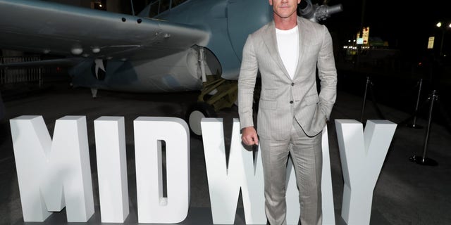 Luke Evans dijo que la terapia ayudó a su salud mental. 