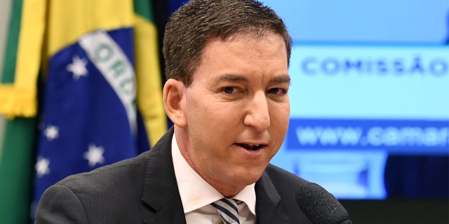 El periodista estadounidense Glenn Greenwald, fundador y editor del sitio web The Intercept, hace gestos durante una audiencia en la Comisión de Derechos Humanos de la Cámara Baja en Brasilia, Brasil, el 25 de junio. Un periodista brasileño dio un giro en Greenwald durante una grabación en vivo el jueves de un programa de radio después de un acalorado intercambio entre la pareja. (Foto de EVARISTO SA / AFP) (El crédito de la foto debe leer EVARISTO SA / AFP a través de Getty Images)