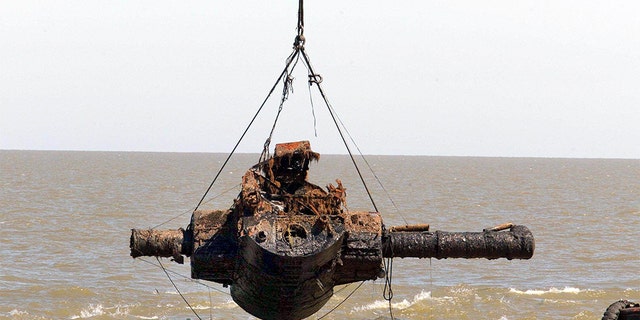 The Admiral Graf Spee's rangefinder is raised from seabed 25 February, 2004 some 4 nautical miles from the port of Montevideo, Uruguay.