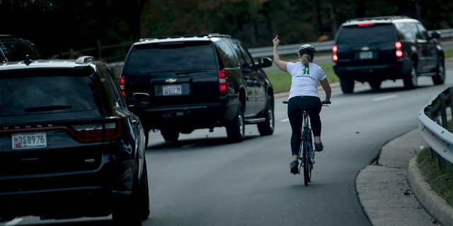  Juli Briskman gestures with her middle finger as a motorcade with President Trump passes by in Virginia in 2017. (Getty Images)